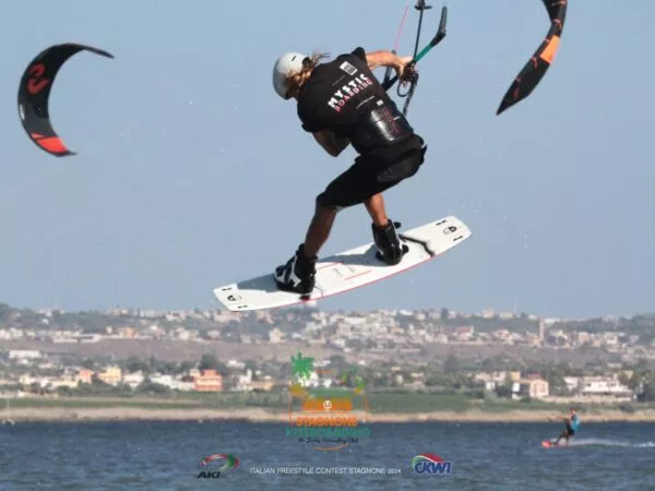 Luglio allo Stagnone: il mese perfetto per imparare il Kitesurf con Stagnone Kiteboarding